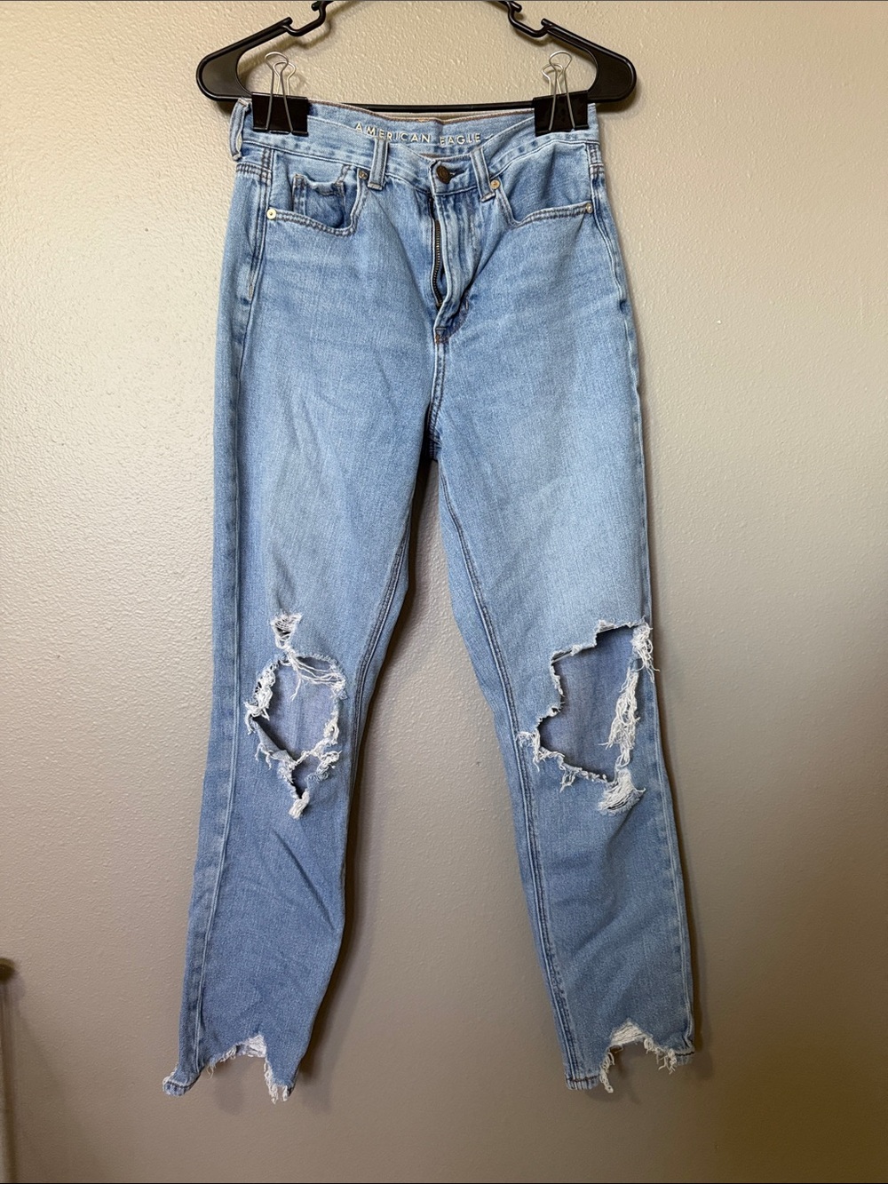 American Eagle Outfitters women’s Light Wash Distressed Mom Jeans